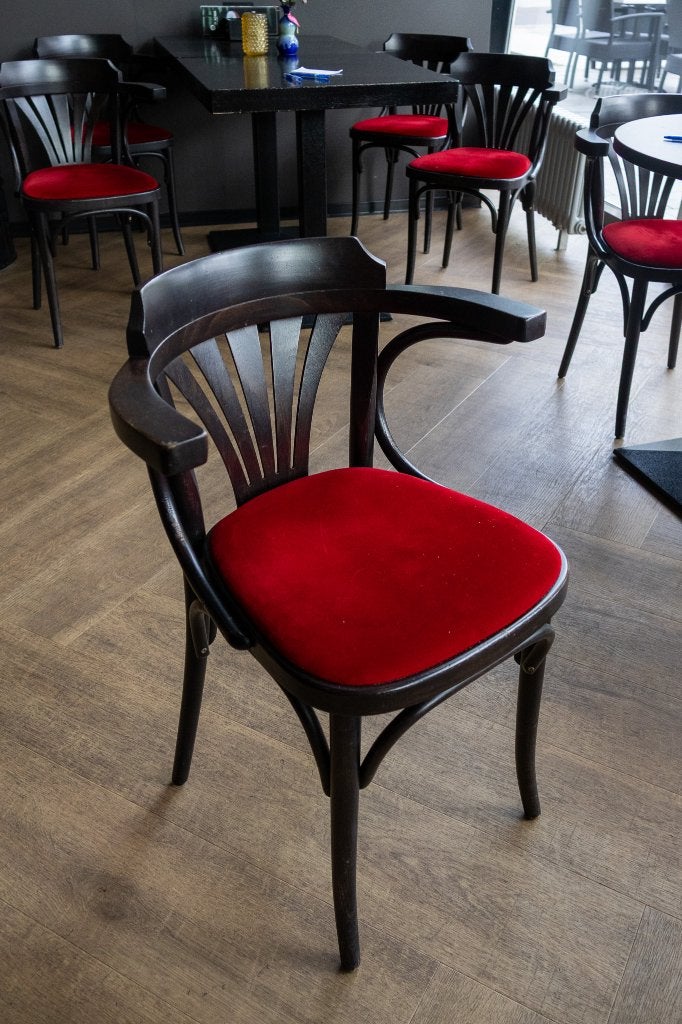 Restaurantstoelen en tafels te koop – wegens renovatie, Ophalen, Gebruikt, Meubilair