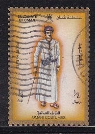 4585 – Sultanate of Oman michel 337 gestempeld , Mannendrac, Verzenden, Gestempeld, Midden-Oosten