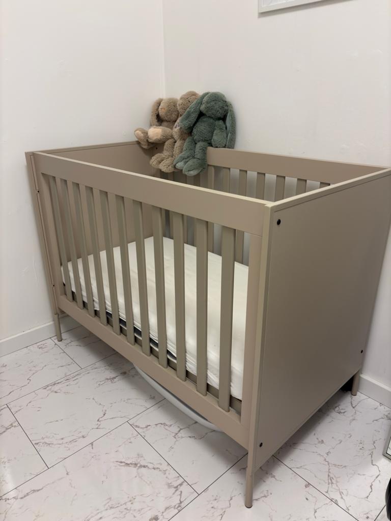 Mooi ledikantje voor baby of peuter zand kleur beige, Ophalen, Nieuw, Jongetje of Meisje