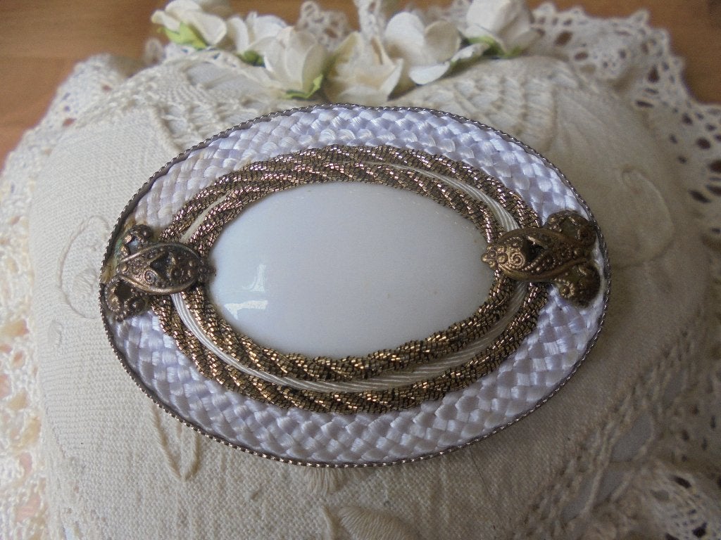 Vintage broche wit /goud band, Sieraden, Tassen en Uiterlijk, Broches, 4 tot 7 cm, Wit, Ophalen of Verzenden, Zo goed als nieuw