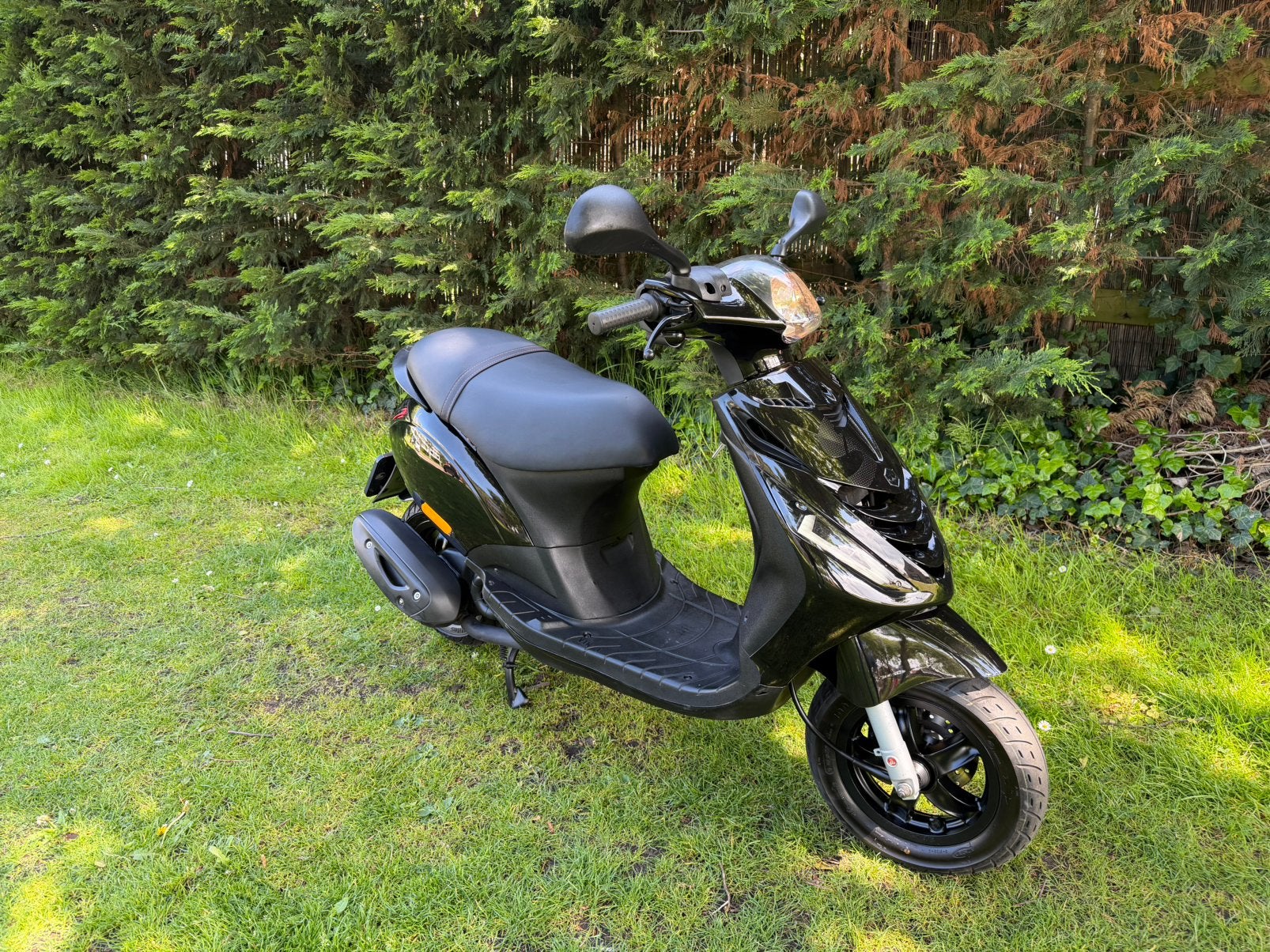 ZIP PIAGGIO 45KM -GEEL KENTEKEN BJ2012 ZWART + LED!!, Fietsen en Brommers, Scooters | Piaggio, Ophalen, Maximaal 45 km/u, Zip
