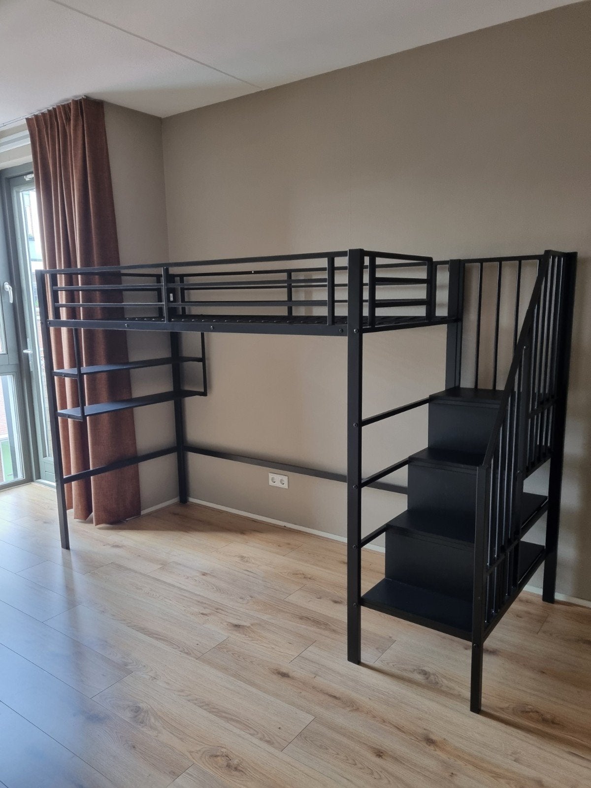 Zwart metalen hoogslaper met trap en opbergruimte, Huis en Inrichting, Ophalen, Eenpersoons, 160 tot 180 cm, Zo goed als nieuw