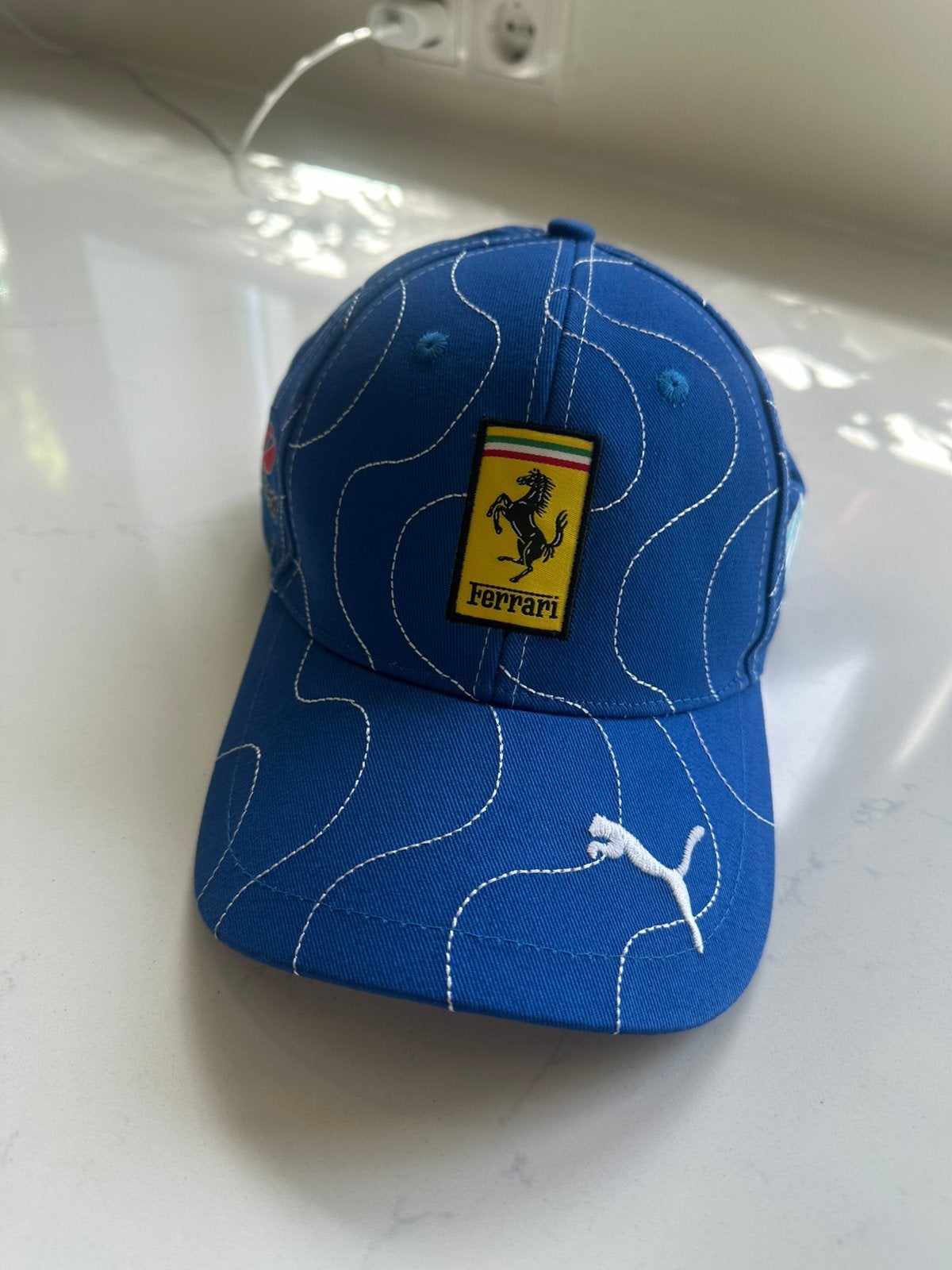 Ferrari F1 pet limited edition Monza 2025, Ophalen of Verzenden, Zo goed als nieuw, One size fits all, Pet