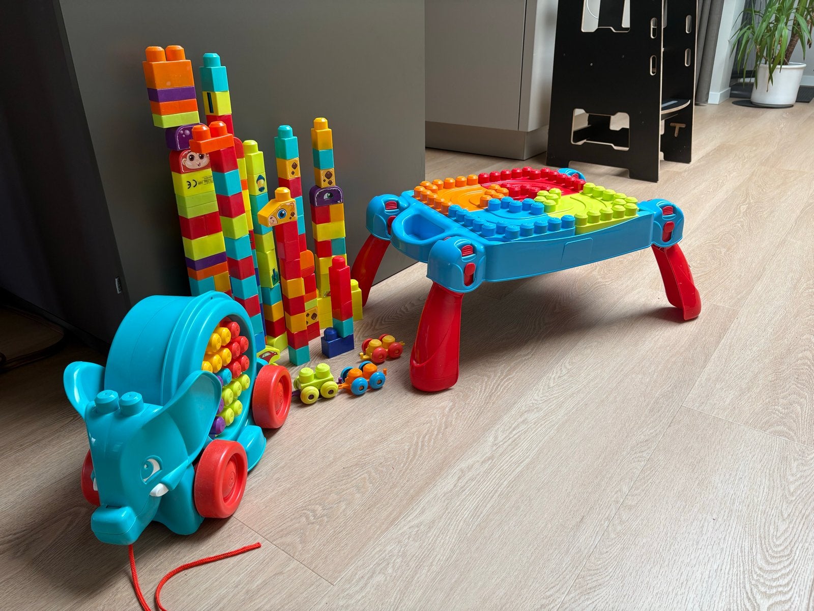 Mega Bloks set: tafel, olifant, auto's en veel blokken, Ophalen, Gebruikt, Overige typen, Met wieltjes