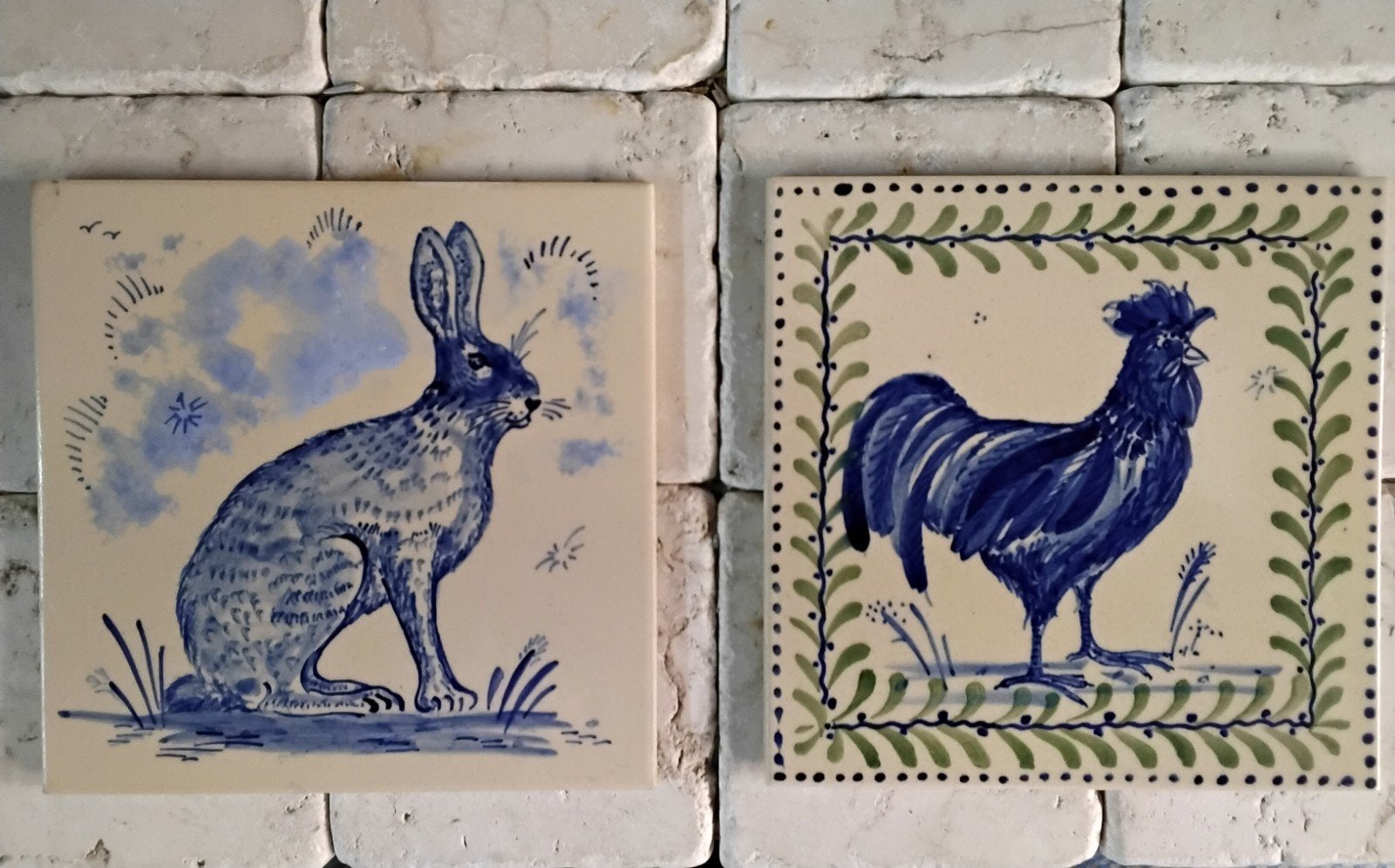 Twee handbeschilderde tegels: haas en haan (15x15 cm), Antiek en Kunst, Antiek | Wandborden en Tegels, Ophalen