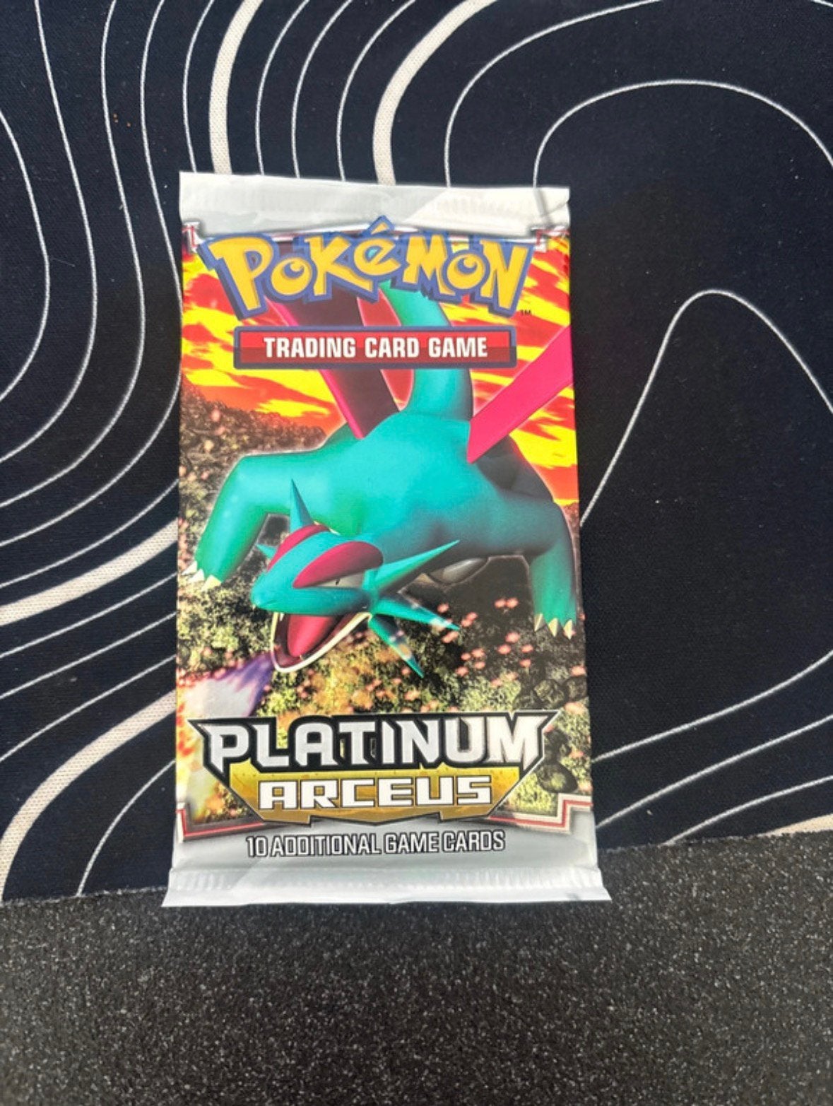 Platinum Arceus boosterpack klein vouwtje rechtsboven, Ophalen of Verzenden, Zo goed als nieuw, Booster