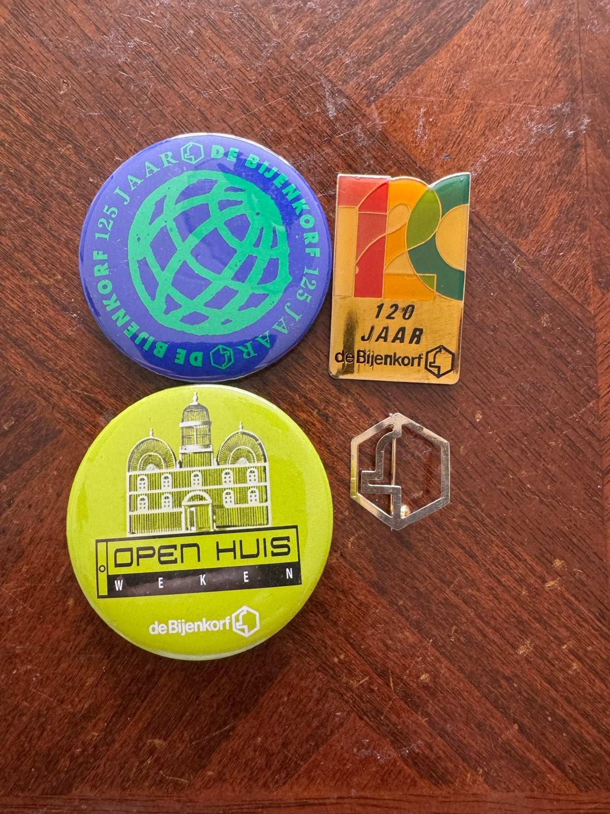 De Bijenkorf verzamelobjecten: pins, buttons en munt, Ophalen of Verzenden, Gebruikt