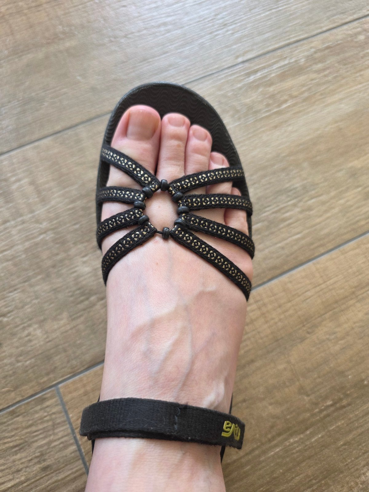 izgst! Teva Kayenta dames sandalen maat W8 (= 39) zwart/goud, Zwart, Zo goed als nieuw, Teva, Sandalen of Muiltjes
