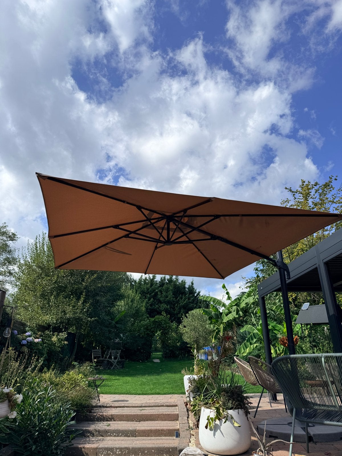Zweefparasol - Taupe - Kantelbaar en Verstelbaar, Ophalen, Gebruikt, Kantelbaar, 2 tot 3 meter