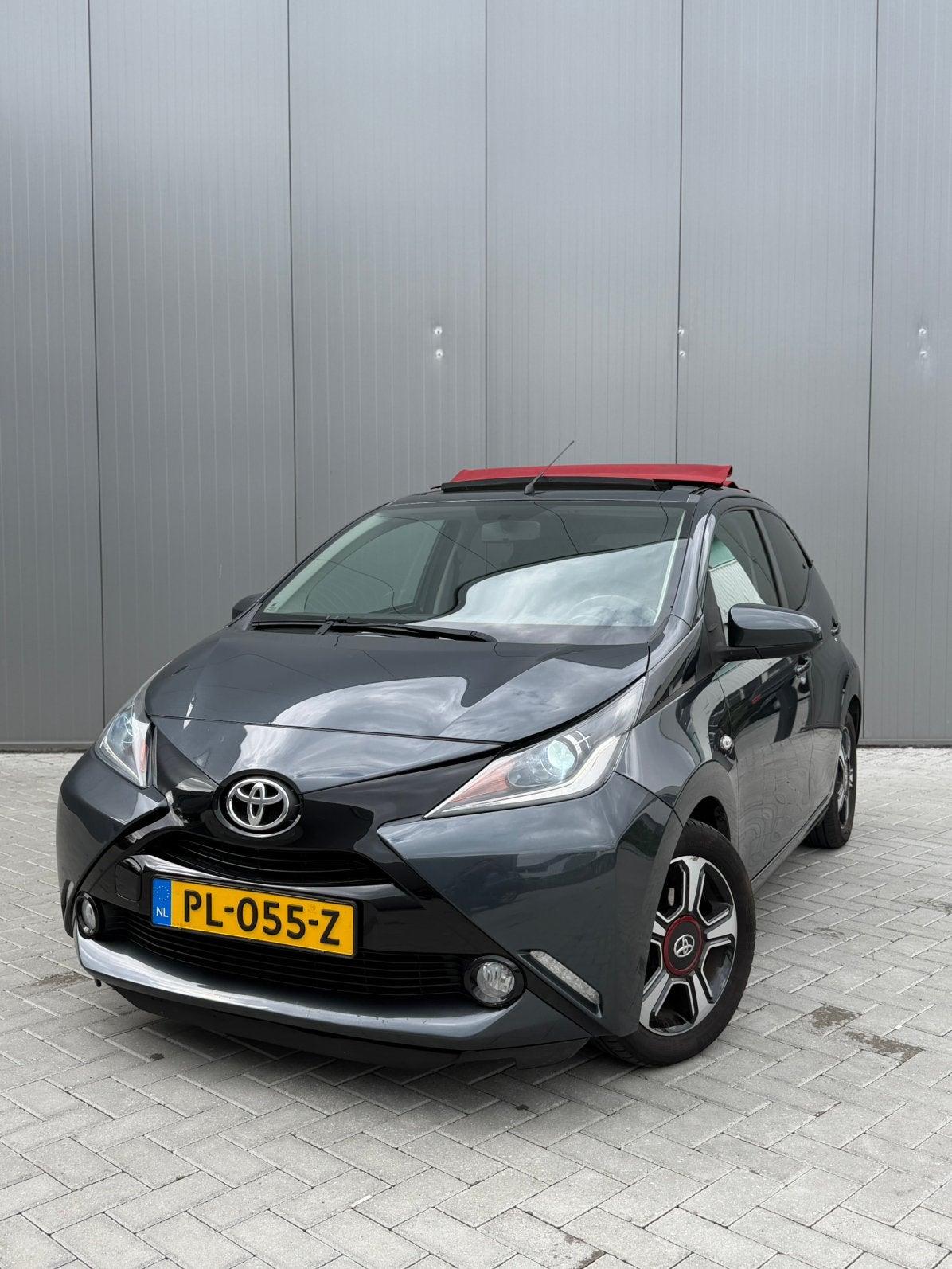 Toyota Aygo 1.0 Vvt-i 69pk 5D 2017 Grijs, Voorwielaandrijving, 4 stoelen, Leder en Stof, Origineel Nederlands