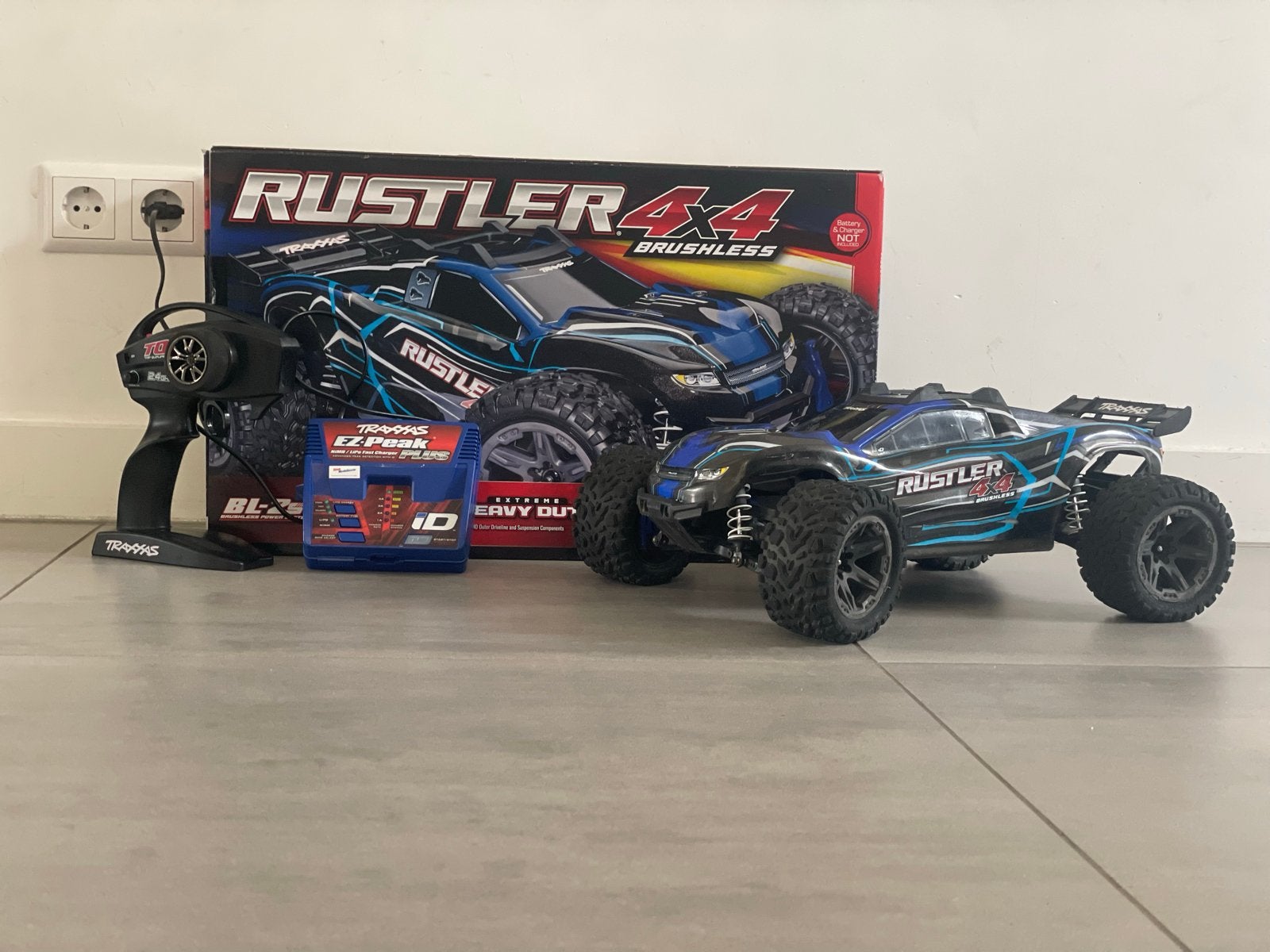 Traxxas Rustler 4x4 RC auto met extra's, Elektro, Auto offroad, Ophalen of Verzenden, Zo goed als nieuw