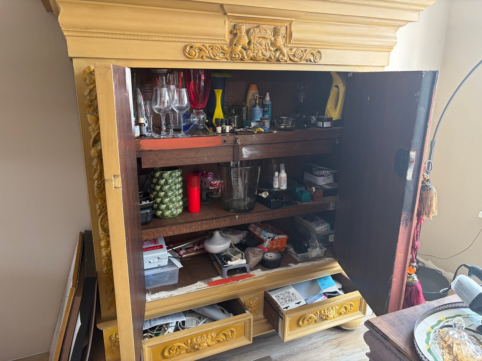Antieke houten kast met sierlijke details, Ophalen