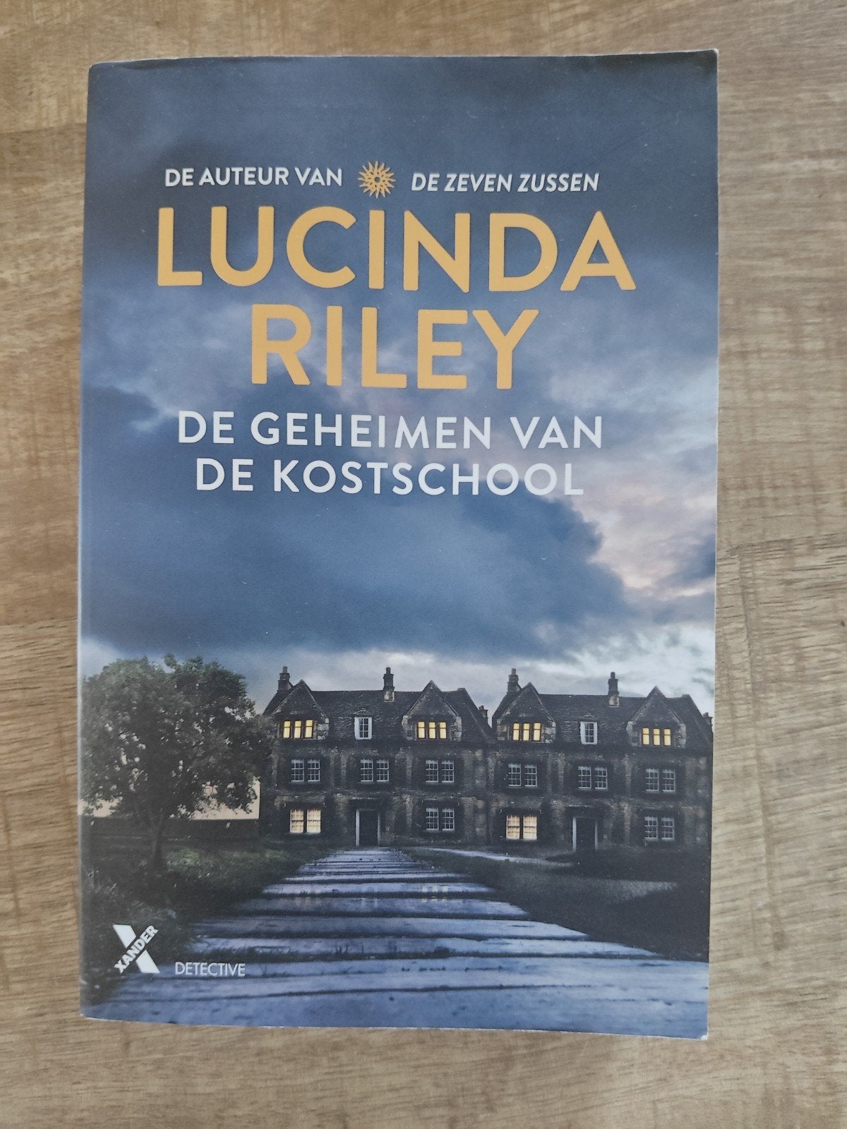 Lucinda Riley - De Geheimen van de Kostschool, Boeken, Ophalen of Verzenden, Zo goed als nieuw, Lucinda Riley