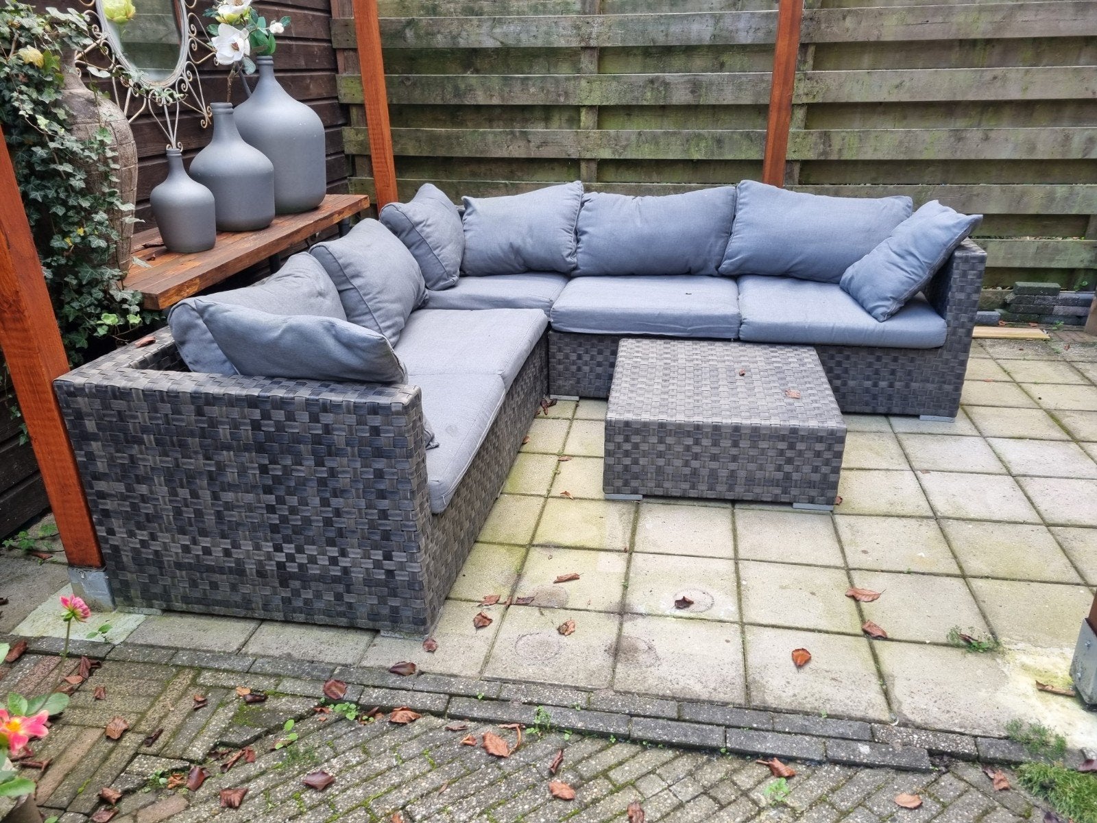 Comfortabele loungeset met hoekbank en poef van duurzaam, Ophalen, Gebruikt