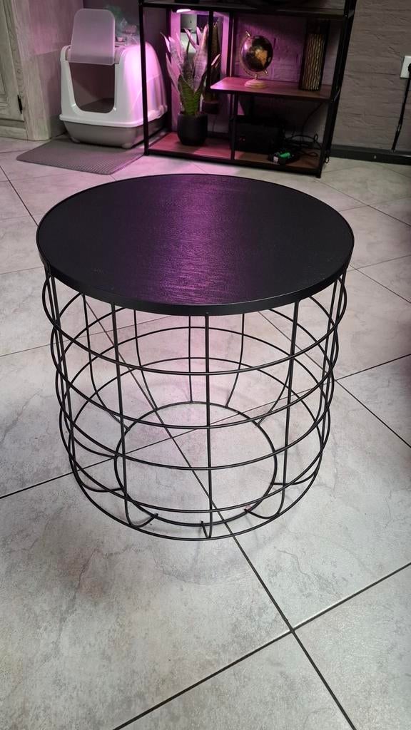 Zwarte ronde bijzettafel met metalen mand onderstel, Huis en Inrichting, Tafels | Bijzettafels, Minder dan 55 cm, Metaal of Aluminium