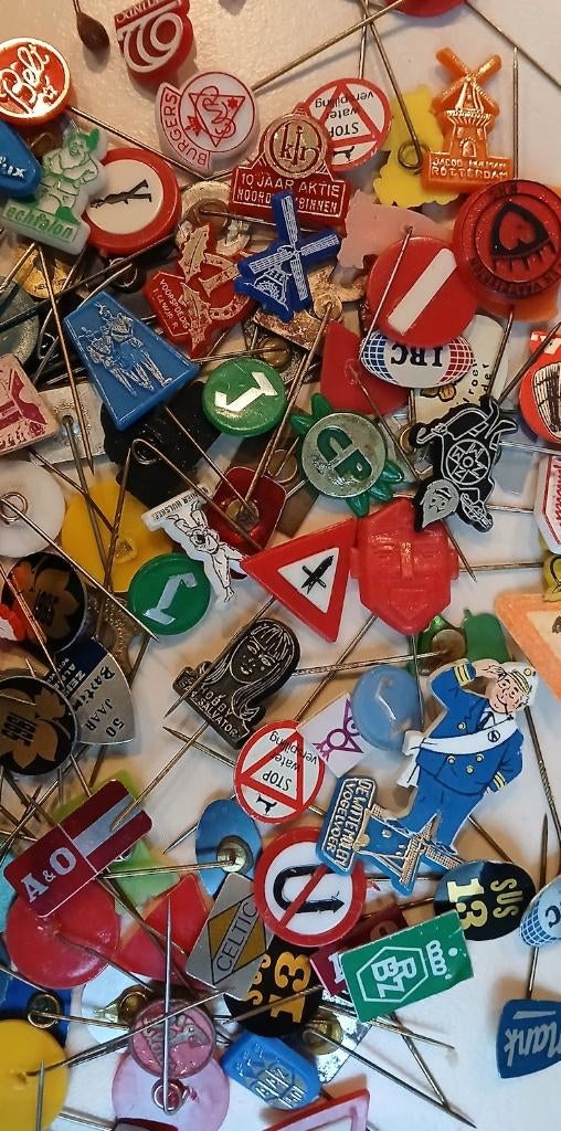 C) Bulk / partijtje van ruim 100 speldjes / divers, Verzamelen, Speldjes, Pins en Buttons, Gebruikt, Speldje of Pin, Merk, Ophalen of Verzenden