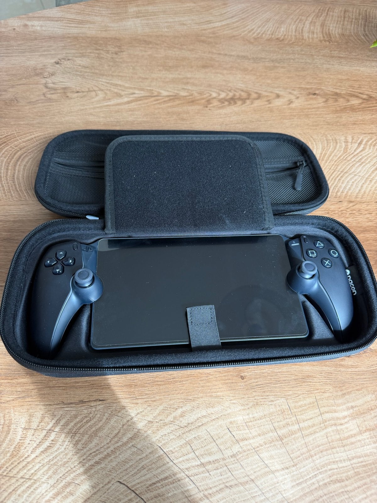 Foto 6 van PlayStation Portal - Zo goed als nieuw met Protectorhoes
