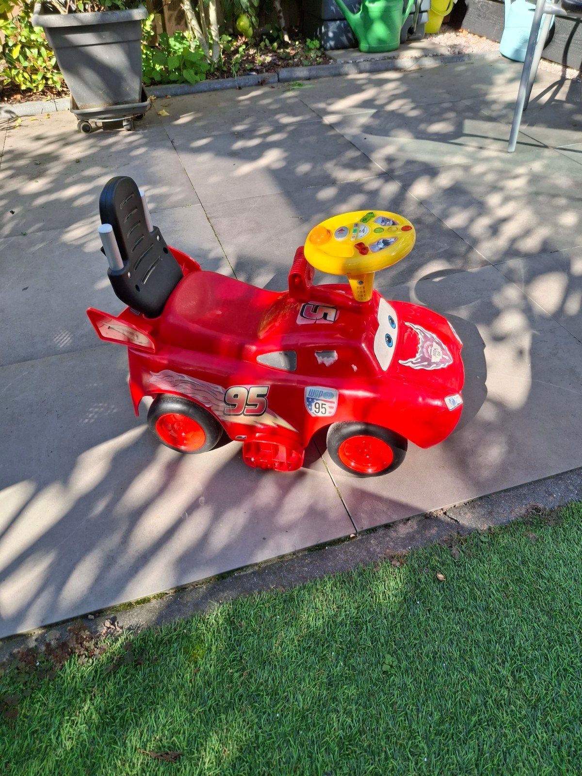 Cars Bliksem McQueen loopauto met duwstang en schommel, Kinderen en Baby's, Ophalen of Verzenden, Gebruikt, Loopvoertuig