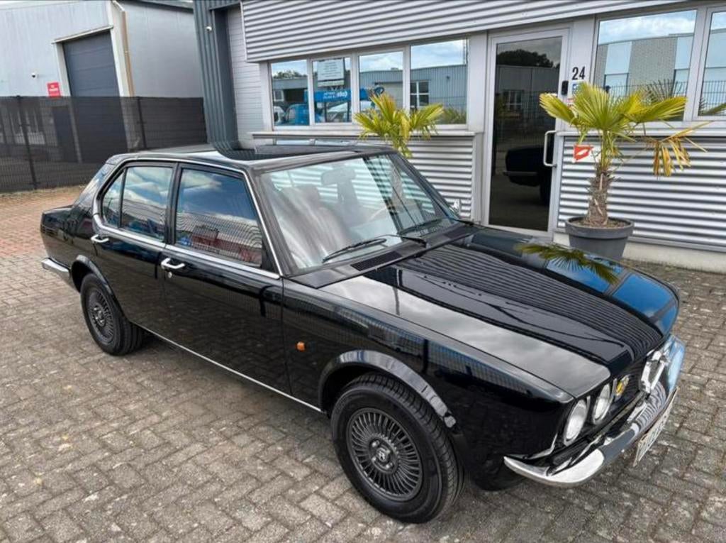 Alfa Romeo Alfetta 2.0 1984 Zwart, Auto's, Achterwielaandrijving, Zwart, Origineel Nederlands, Handgeschakeld