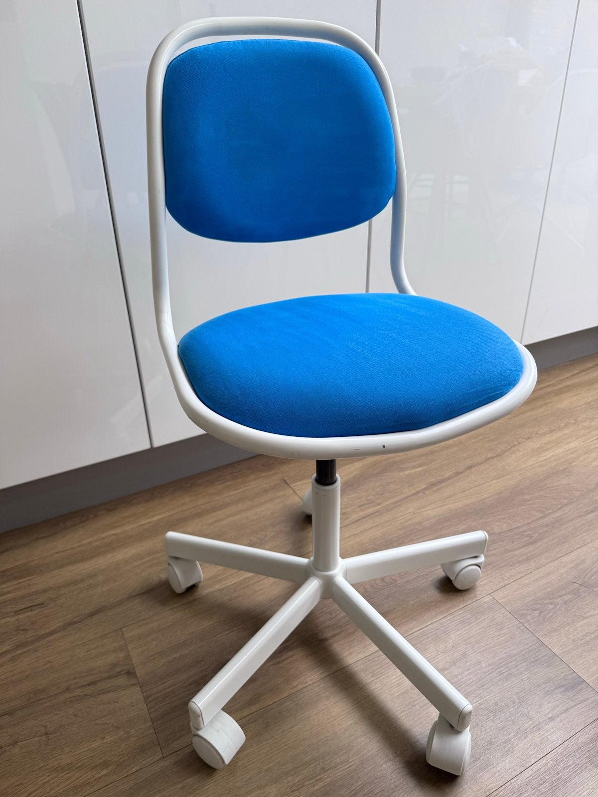 IKEA ÖRFJÄLL Kinderbureaustoel - Blauw en Wit, Huis en Inrichting, Ophalen, Gebruikt, Blauw, Eén