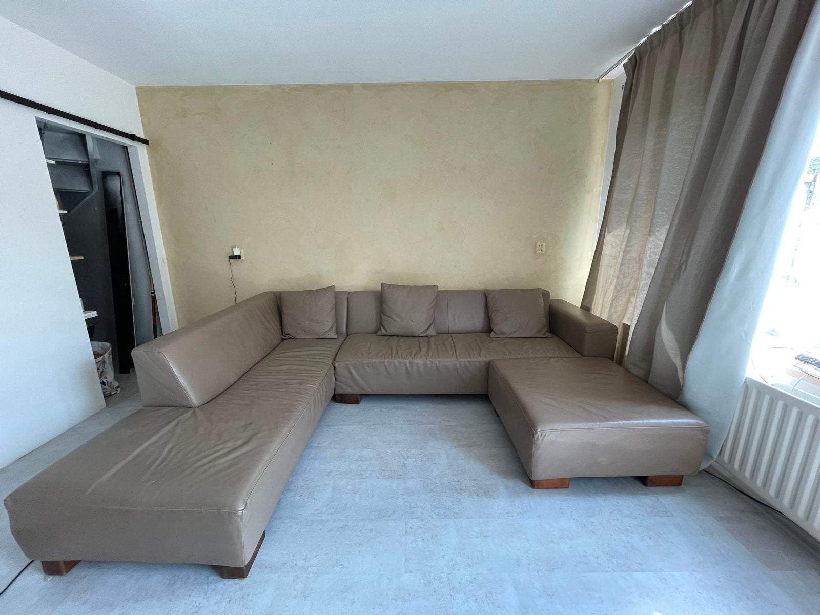 Lounge bank met hocker en kussens - Ultra dik leer, Huis en Inrichting, Banken | Bankstellen, 250 tot 300 cm, Gebruikt, Hoekbank