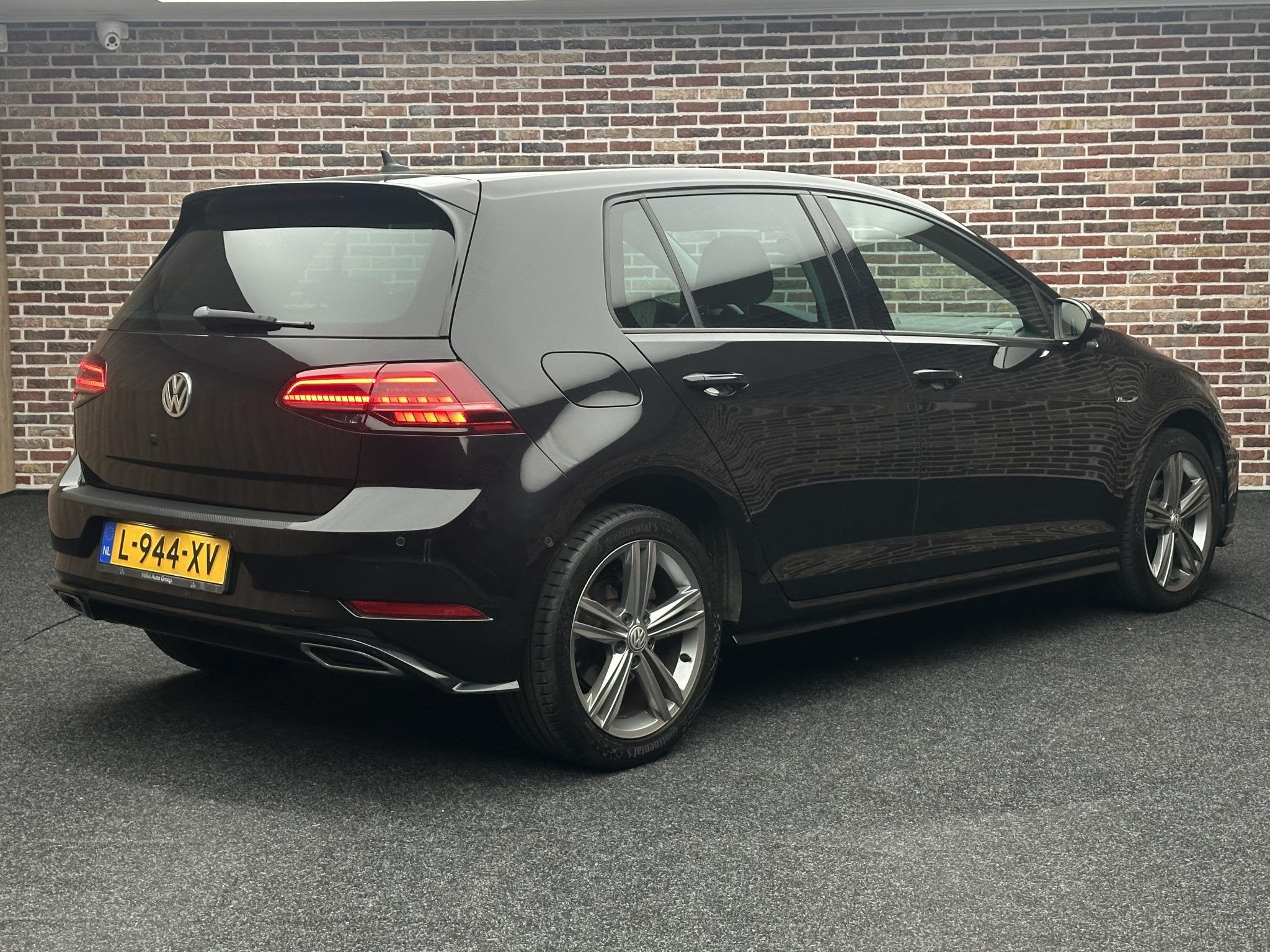 Volkswagen Golf 1.0 TSI Highline R-Line | Massage, Auto's, Gebruikt, 620 kg, Zwart, Bedrijf