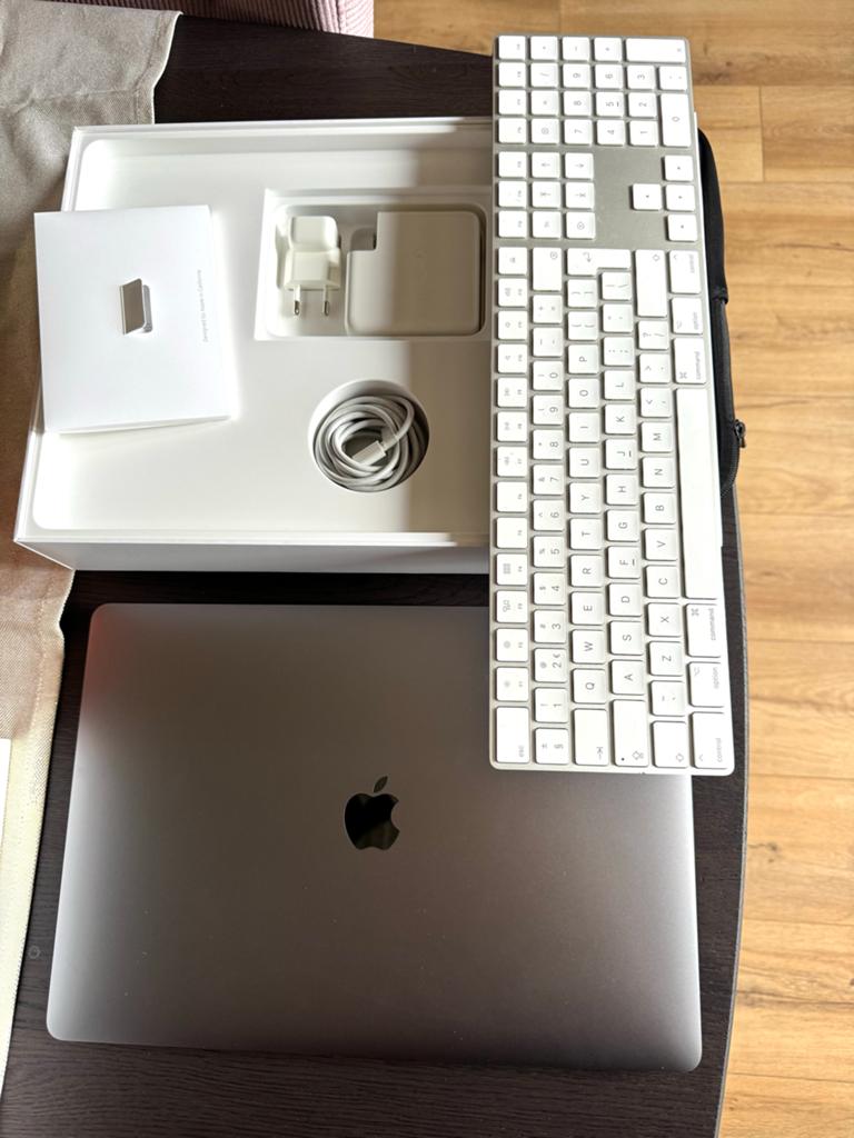 MacBook Pro 15-inch (2016) + Magic Keyboard 2 en sleeve, Ophalen, Zo goed als nieuw