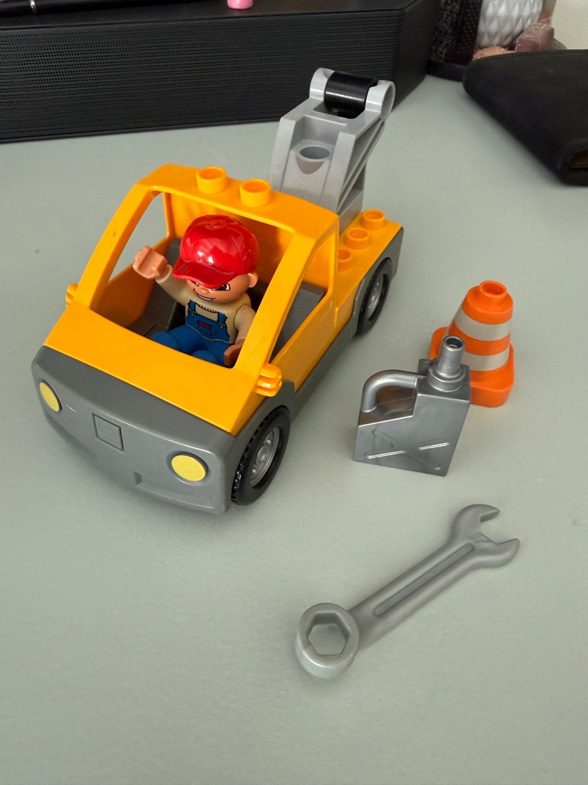 Lego Duplo Takelwagen met figuur en accessoires, Kinderen en Baby's, Speelgoed | Duplo en Lego, Gebruikt, Overige thema's, Ophalen of Verzenden