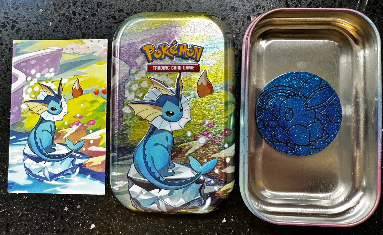 Pokemon kaart Vaporeon tin, Hobby en Vrije tijd, Verzamelkaartspellen | Pokémon, Ophalen of Verzenden, Zo goed als nieuw