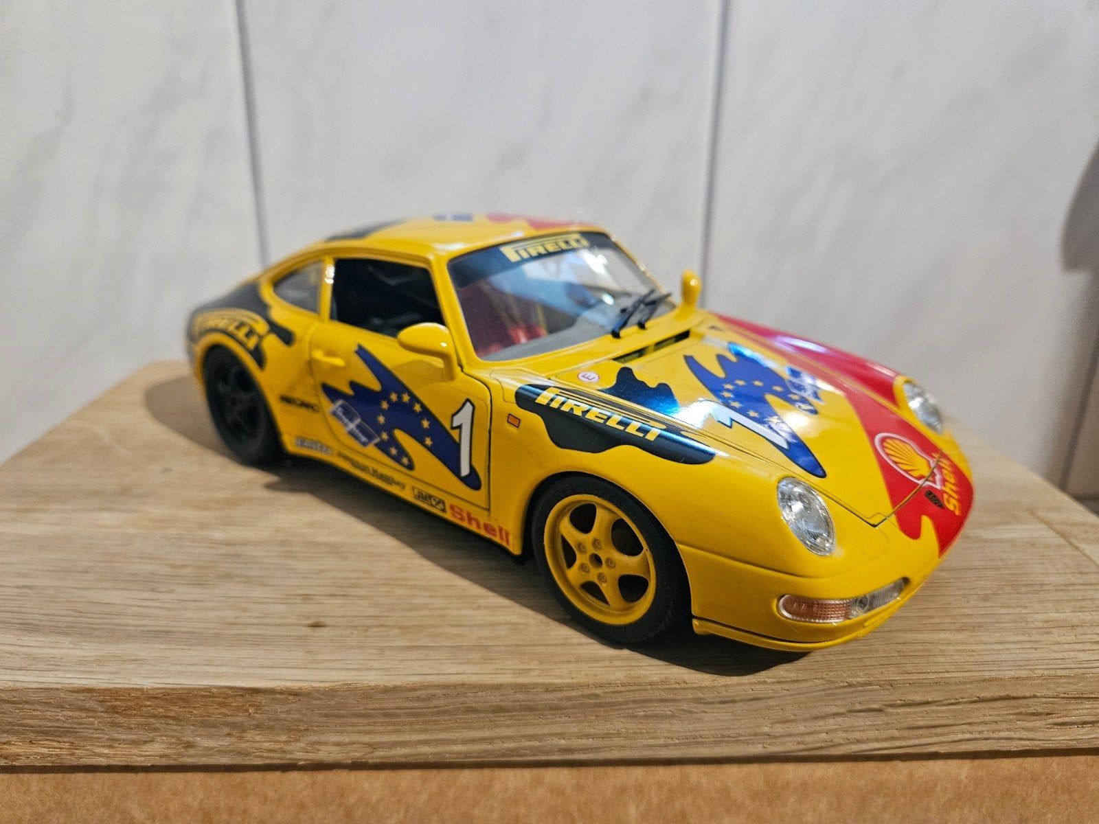 Burago 1993 Porsche 911 Carrera Racing Geel in OVP, Hobby en Vrije tijd, Modelauto's | 1:18, Ophalen of Verzenden, Zo goed als nieuw