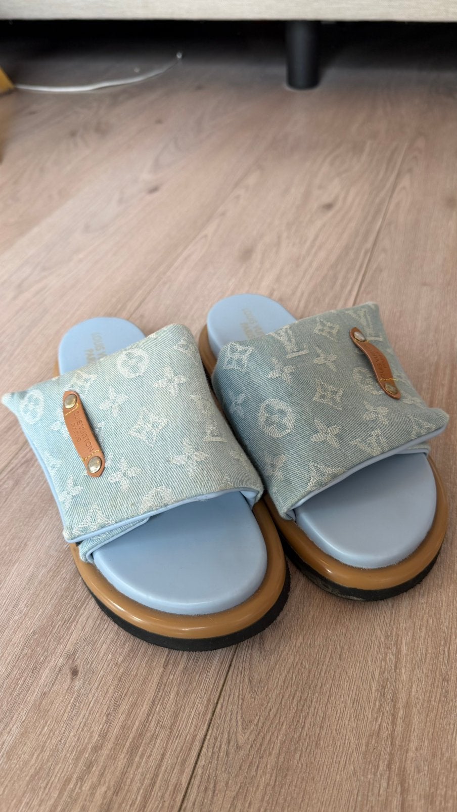Licht blauwe slippers, Kleding | Dames, Sandalen of Muiltjes, Zo goed als nieuw, Verzenden, Blauw