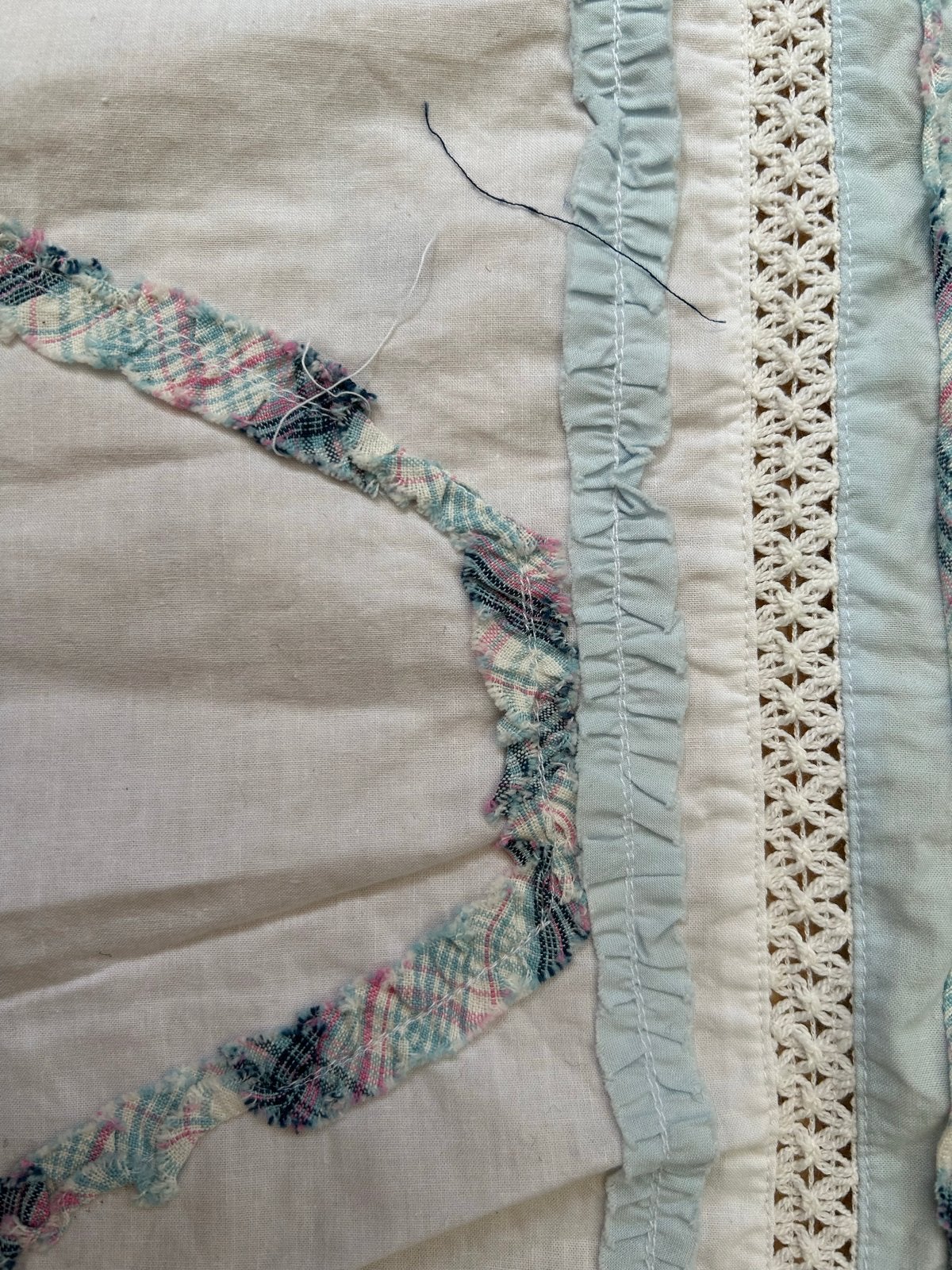 Aparte lichtblauwe witte stof met opgestikt lint, Overige materialen, Gebruikt, Blauw, 120 cm of meer