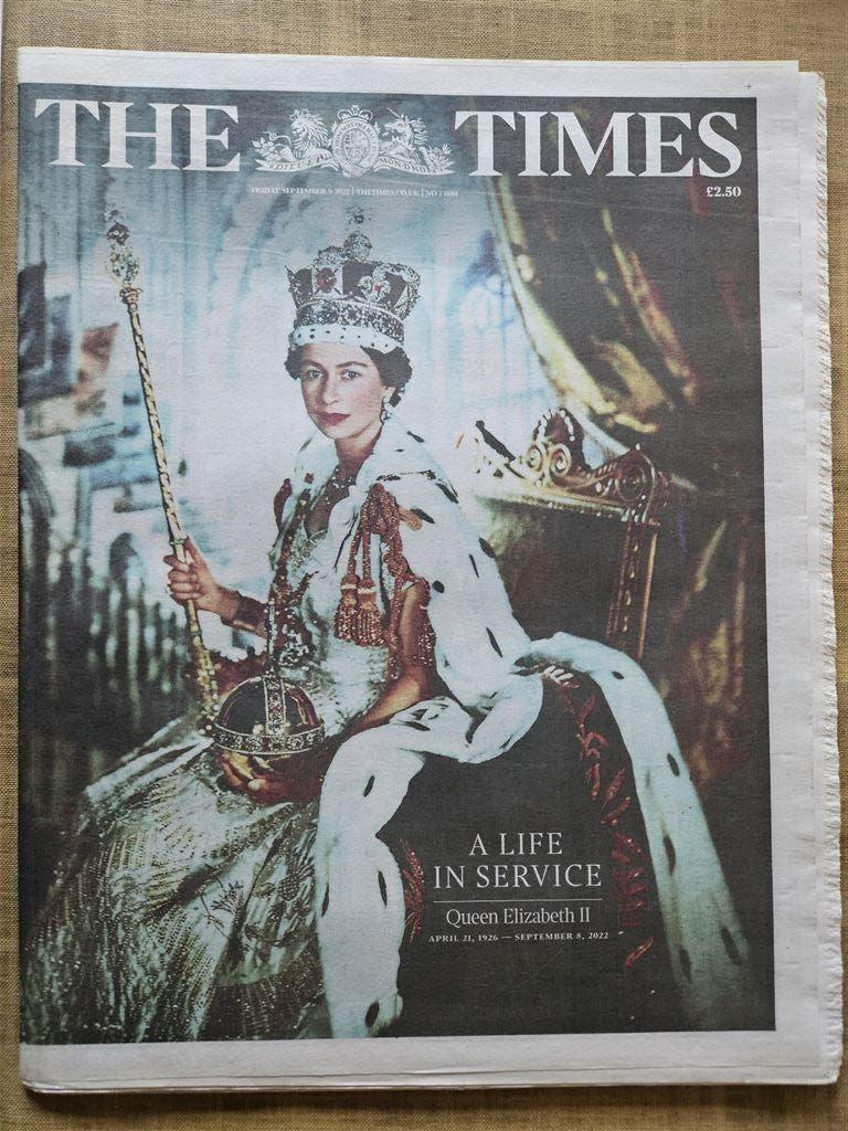 The Times - A Life in Service - Queen Elizabeth II, Verzamelen, Ophalen of Verzenden, Gebruikt, Buitenland, Tijdschrift of Boek