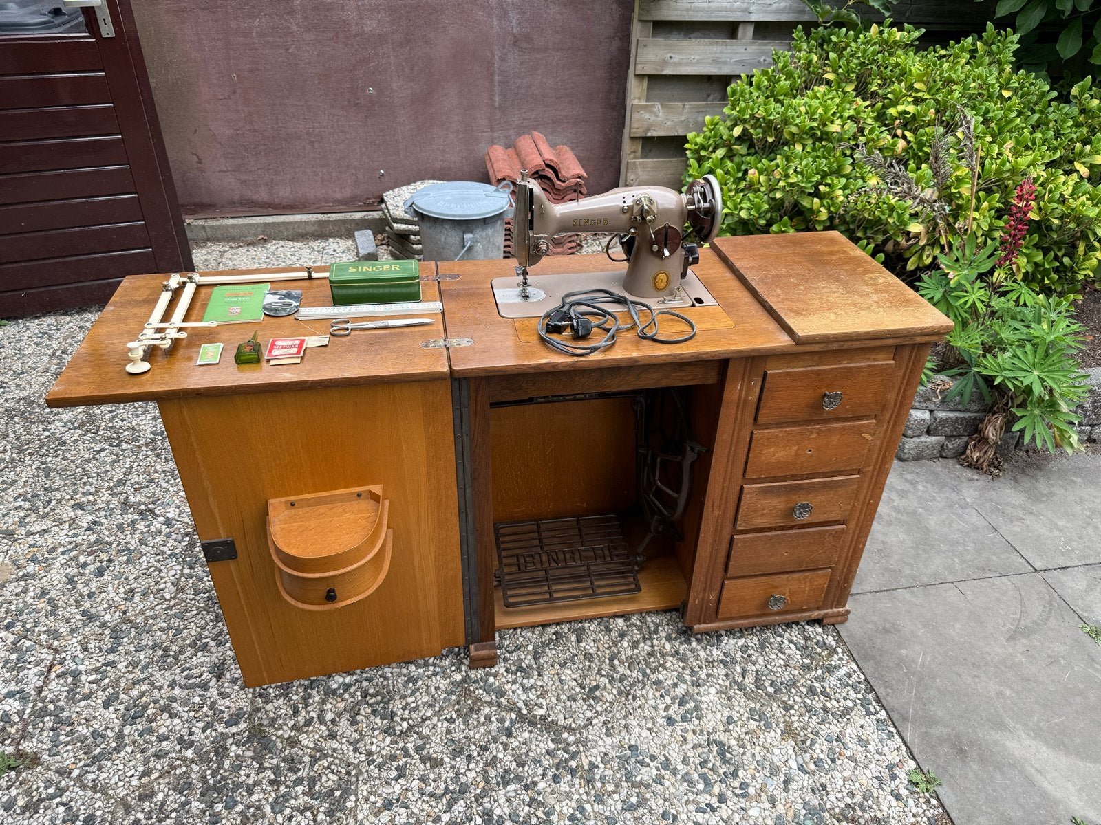 Antieke kast met inbouw naaimachine merk Singer, Ophalen