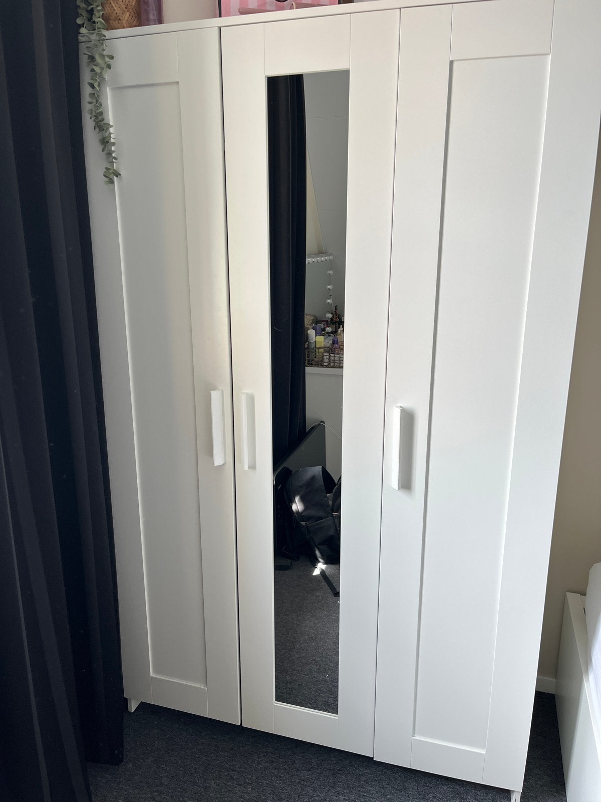 IKEA BRIMNES Kledingkast met 3 deuren en spiegel, Ophalen, 100 tot 150 cm, Zo goed als nieuw, 25 tot 50 cm