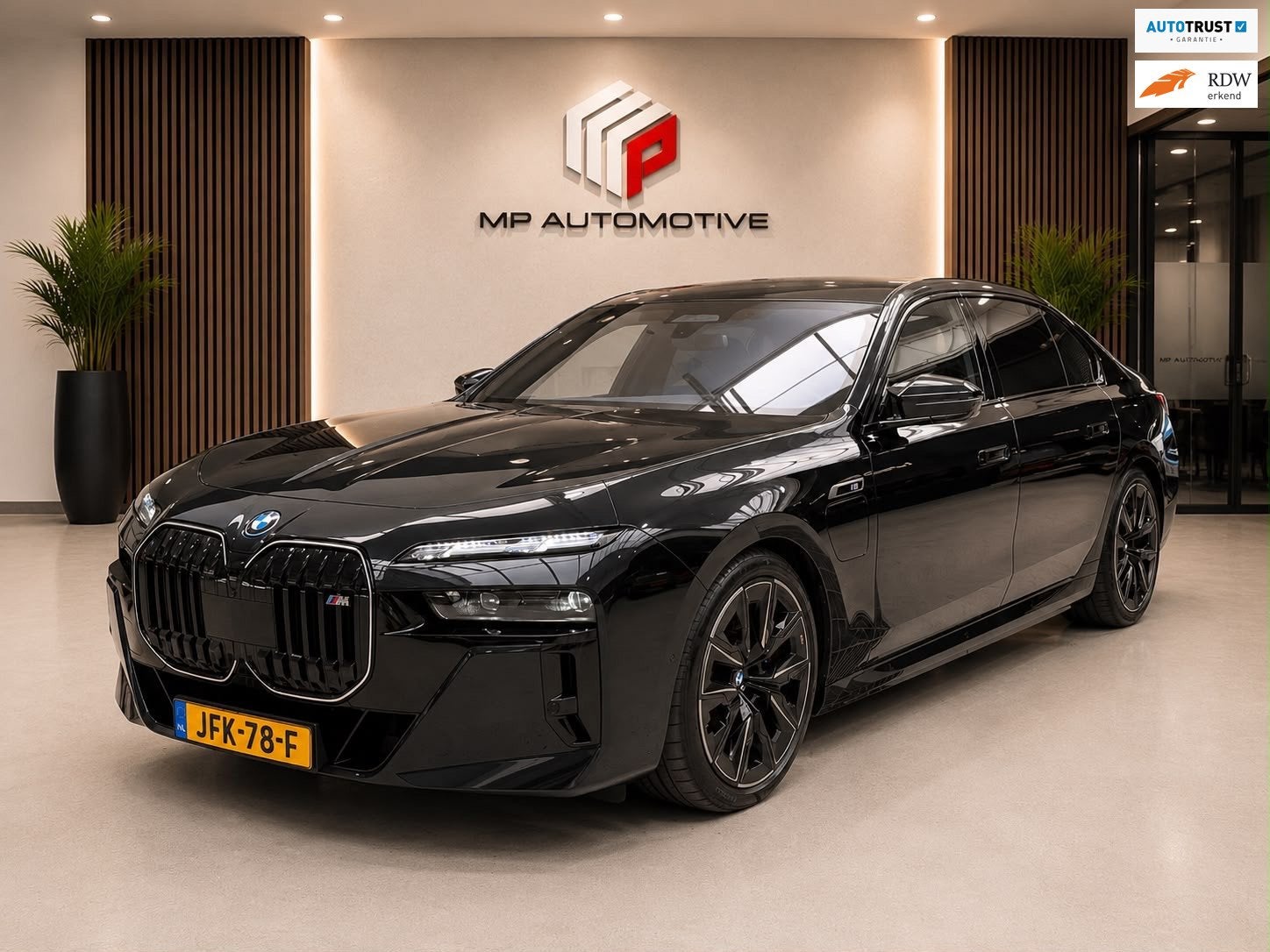 BMW 7-serie M760e xDrive M-Sport|B&W|SkyL|Rear Seat|Theater, Auto's, Automaat, Dealer onderhouden, 2000 kg, Zwart