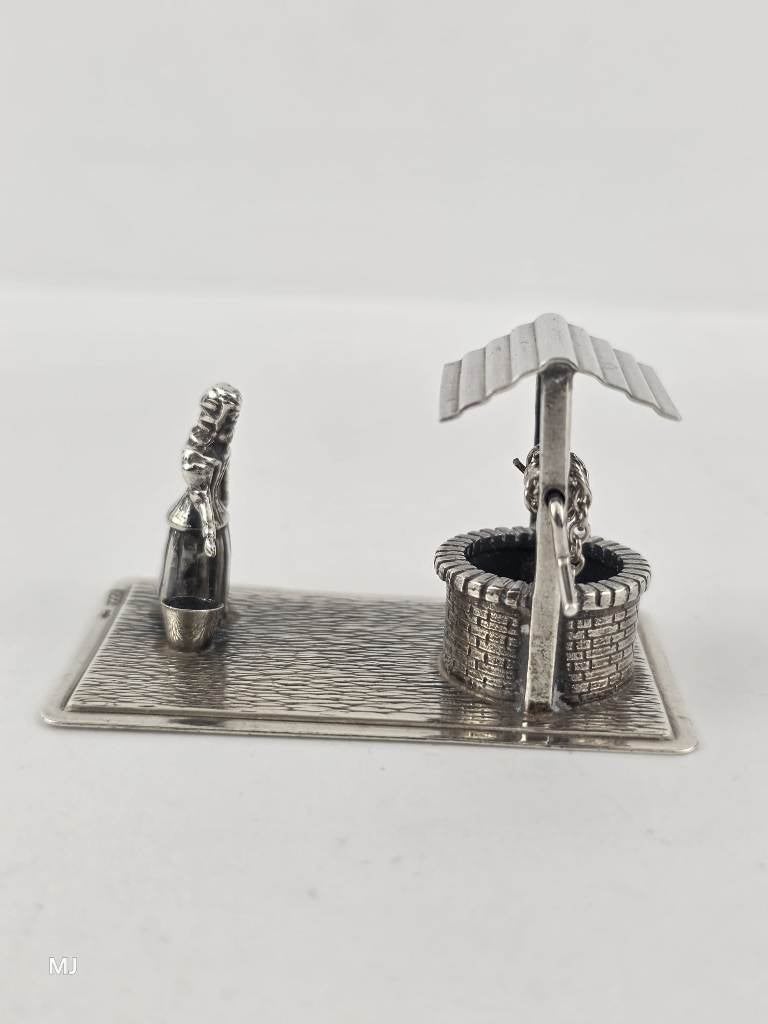 Zilveren miniatuur Vrouw bij waterput                   Z235, Ophalen of Verzenden, Zilver