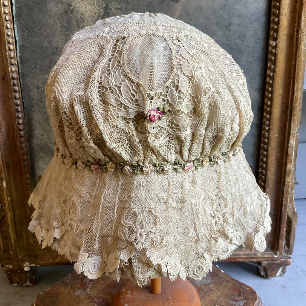 Prachtige bonnet *tres jolie Duiven*, Antiek en Kunst, Antiek | Kleding en Accessoires, Ophalen of Verzenden, Kinderen