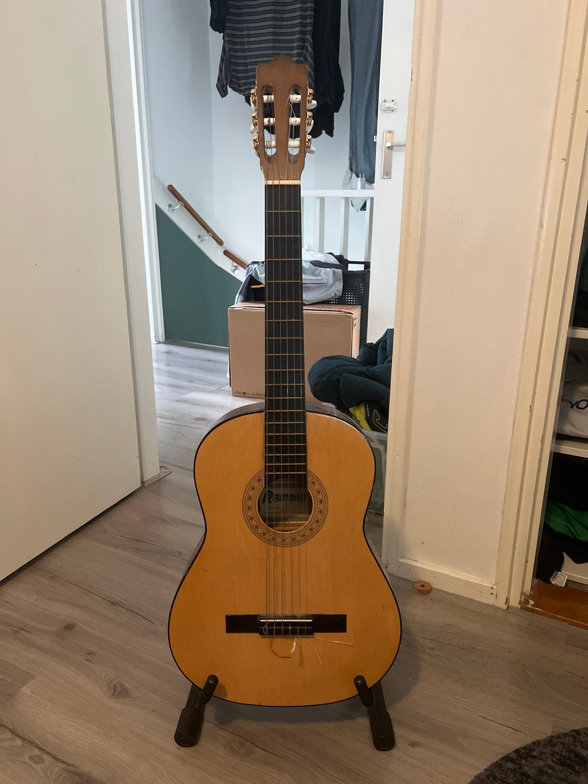Foto 2 van Ramona Klassieke Gitaar met standaard