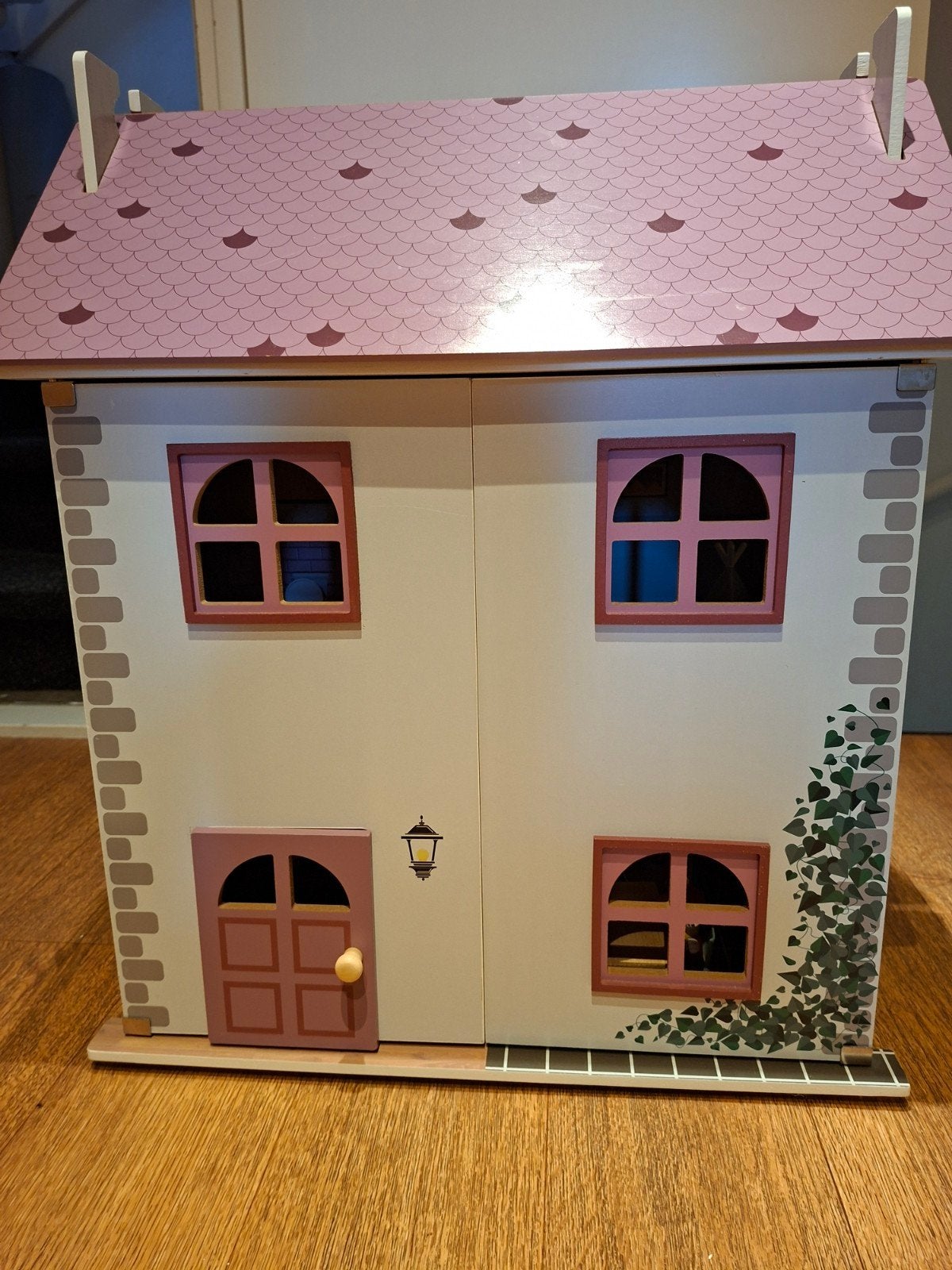 Groot houten poppenhuis met meubels en poppetjes, Kinderen en Baby's, Ophalen, Zo goed als nieuw, Poppenhuis