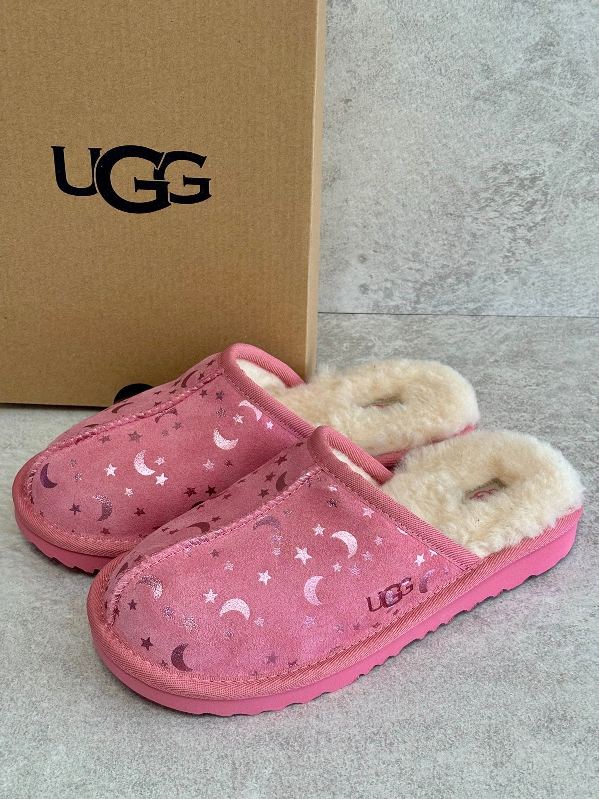UGG Kids meisjes Keegan Moon and Stars Roze Maat 35 - 1107, Meisje, Overige typen, Nieuw, Ophalen of Verzenden