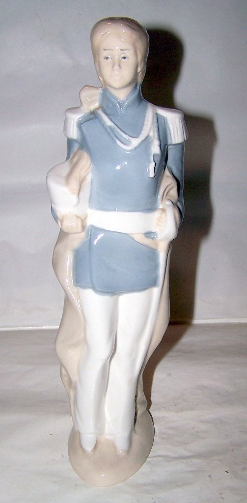 Prachtig vintage porseleinen beeld man in uniform. H. 29cm., Ophalen of Verzenden, Nieuw, Mens
