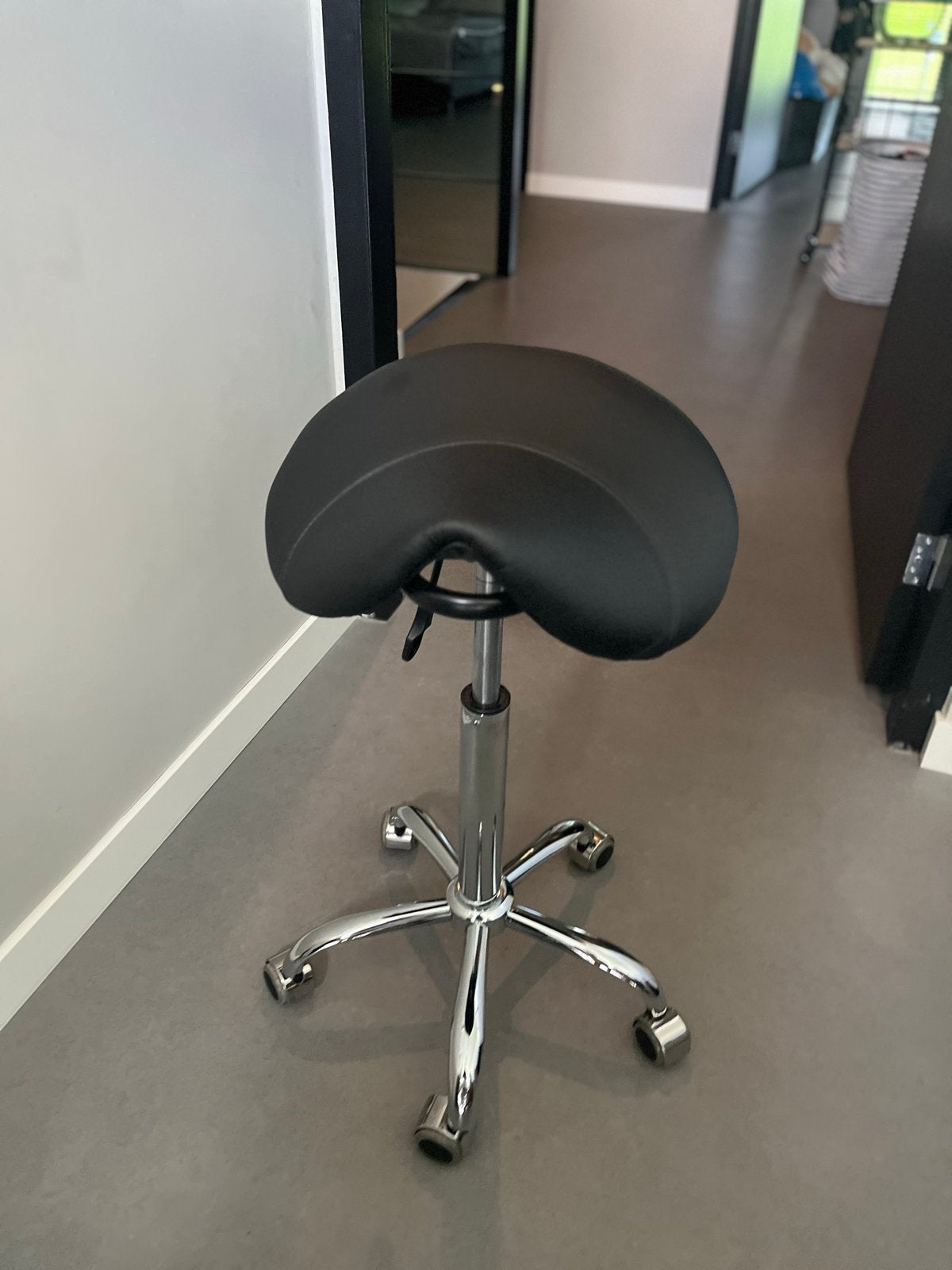 Zwarte ergonomische zadelkruk op wielen, Ophalen, Gebruikt, Zwart, Bureaukruk
