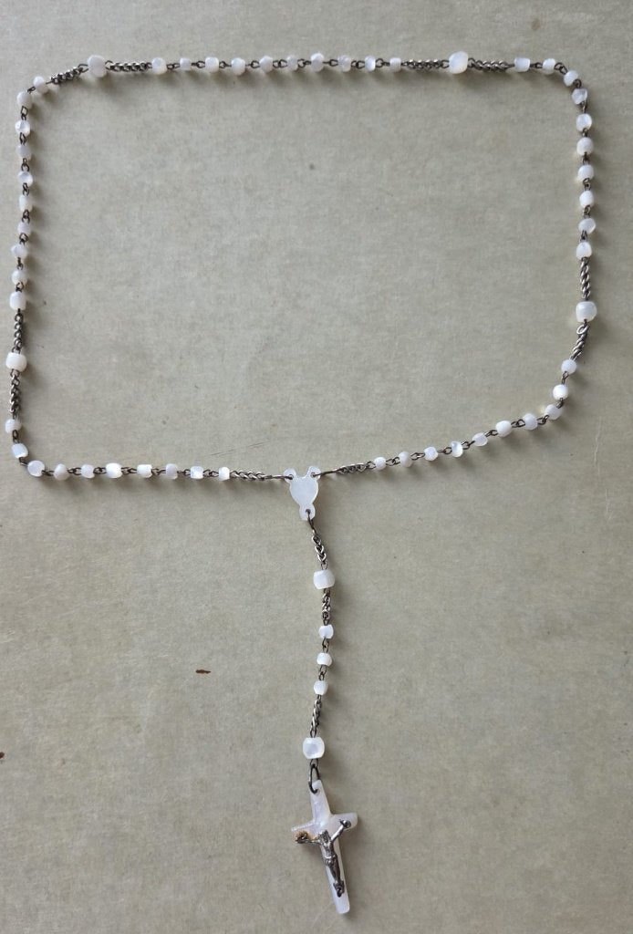 Rozenkrans van parelmoer met zilveren ketting en kruisje, Antiek en Kunst, Antiek | Religie, Ophalen of Verzenden
