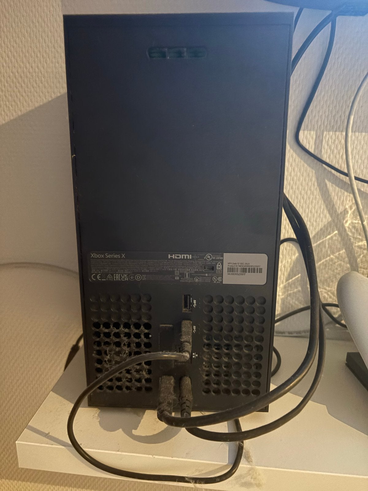 Foto 3 van Xbox Series X met controller en alle kabels