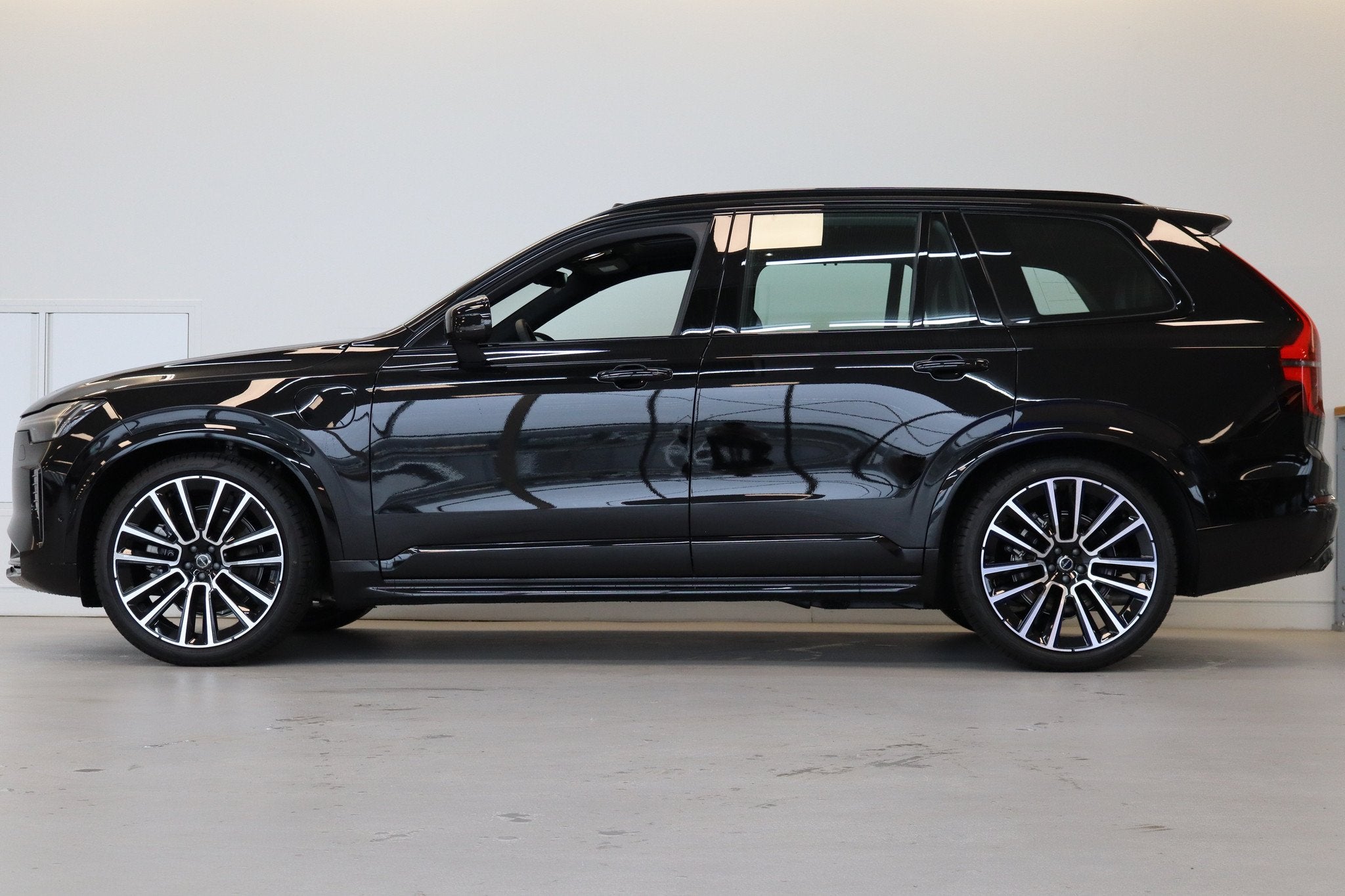 Volvo XC90 T8 455PK AWD Ultra Black Edition, Gebruikt, 4 cilinders, 1969 cc, 7 stoelen