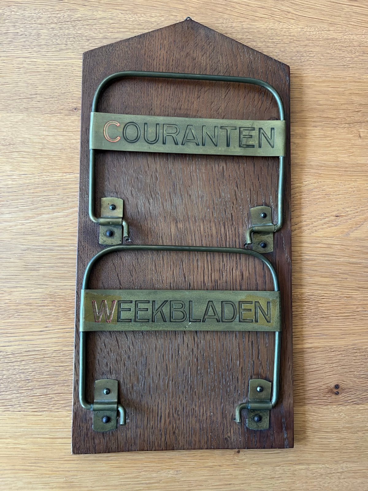 Vintage houten krantenbak met messing details, Huis en Inrichting, Gebruikt, Wandmontage, Hout, Krantenbak