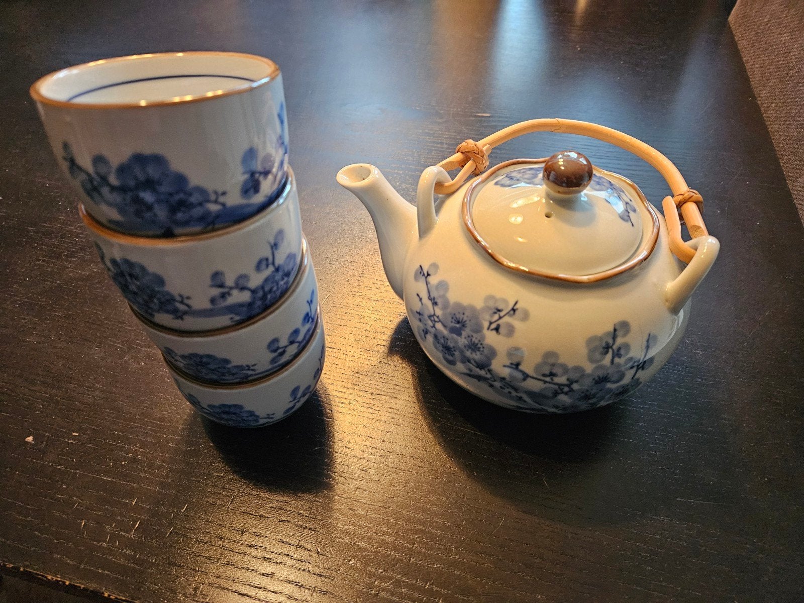 Theepot met 4 bijpassende kopjes - Aziatisch design, Aziatisch, Keramiek, Ophalen of Verzenden, Zo goed als nieuw