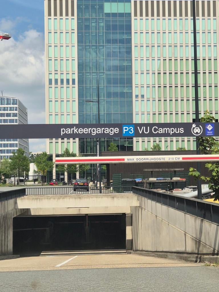 Parkeergarage P3 VU Campus // Amsterdam Zuidas, Huizen en Kamers, Garages en Parkeerplaatsen, Amsterdam