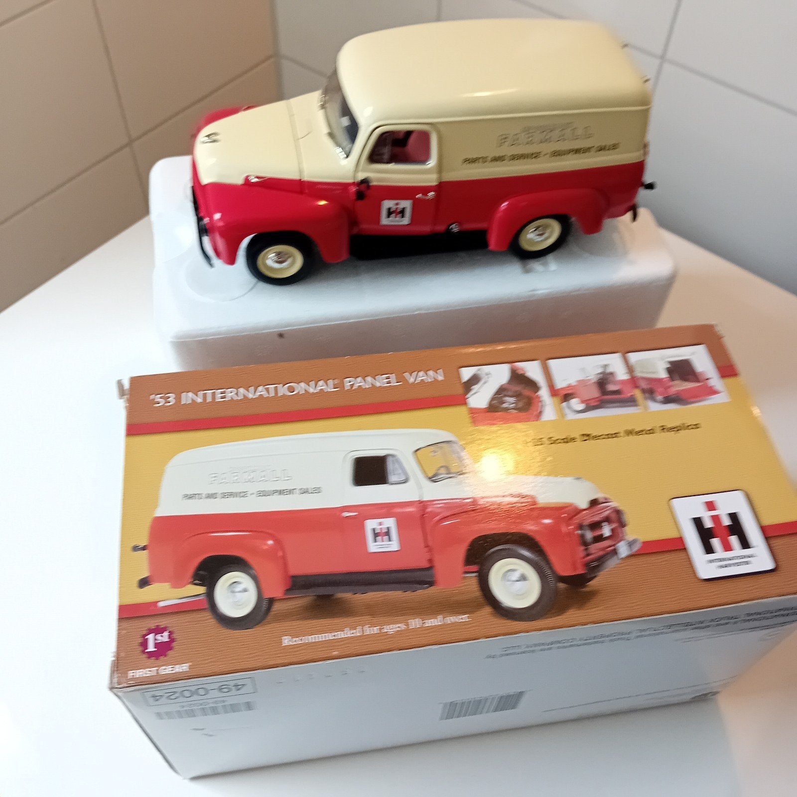 FIRST GEAR 1:25  Farmall Mc Cormick internationa8, Ophalen of Verzenden